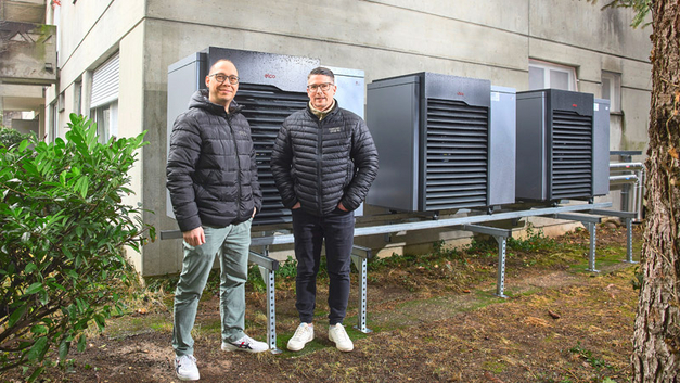 Michel Feuz (Franconi + Grob AG) und Albano Carballido (Elco) vor der neuen Anlage. Die Unterkonstruktion verhindert das Ansaugen von Laub und anderem Material. BILDER STEFANO SCHRÖTER / ELCO