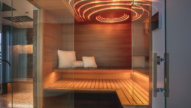 Neuartiges Lichtdesign: In der Sauna «Aurora» von Klafs wölbt sich die Decke dreidimensional dem Betrachter entgegen. BILD KLAFS AG