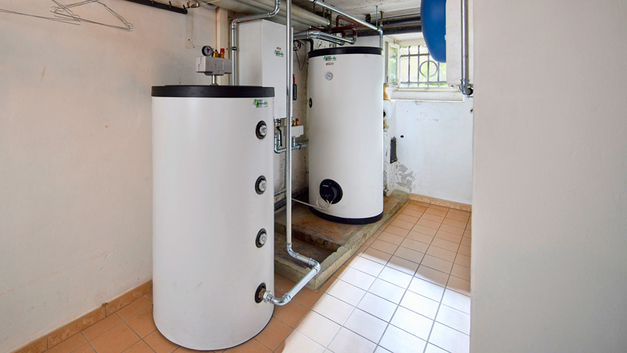 Der Puffer- und Warmwasserspeicher sowie die Inneneinheit fanden in der Waschküche Platz.