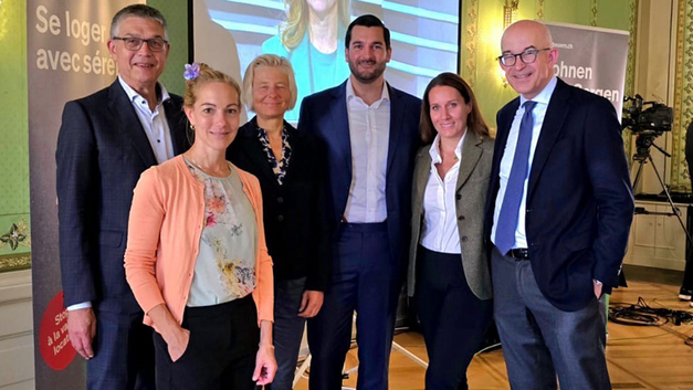 Vertreter des HEV Schweiz freuen sich über den Abstimmungs-Erfolg: v.l. Markus Meier, Direktor, Anita Stecher, Marketing / PR, Monika Sommer, stv. Direktorin, Adrian Spiess, Volkswirtschafter, Katja Stieghorst, Juristin, sowie Gregor Rutz, Präsident HEV