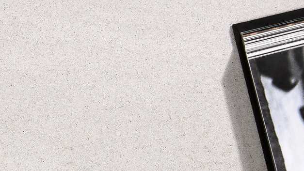 «Grain» von Senso vereint die raue Ästhetik mineralischer Zuschläge mit der sanften Elastizität von pflanzenbasiertem Biopolymer. BILD SENSO.COM
