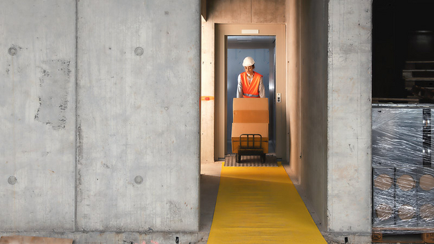 Werden Innenlifte frühzeitig in Betrieb genommen, können Lasten auch nach Rückbau des Krans vertikal transportiert werden. BILD SUVA / DOMINIK WUNDERLI