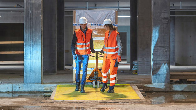 Verkehrswege und Zugänge auf der Baustelle sind frei von Hindernissen und Schwellen. Lasten können körperschonend und effizient mit Hilfsmitteln transportiert werden. BILD SUVA / DOMINIK WUNDERLI