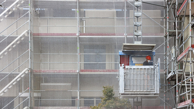 Auf Baustellen sind meistens Höhendifferenzen zu überwinden. Für diese vertikalen Transporte braucht es während der gesamten Bauzeit geeignete Aufzugshilfen wie z. B. Fassadenlifte. BILD SUVA